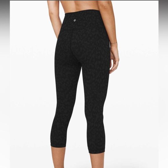 Lululemon Wunder Under Crop (High-Rise) *Full-On Luxtreme 21.5” - Picture 8 of 8